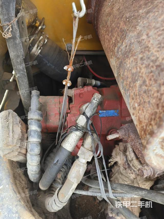 液壓泵艙室正面整體(整機外觀) 液壓泵艙室正面整體(整機外觀)