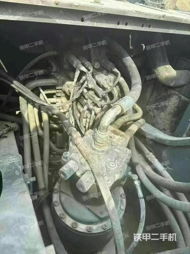 回轉(zhuǎn)馬達(dá)和主控閥（整機(jī)外觀）