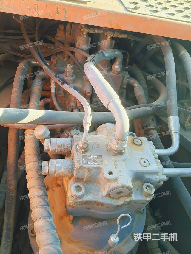 回轉(zhuǎn)馬達和主控閥(整機外觀) 回轉(zhuǎn)馬達和主控閥(整機外觀)