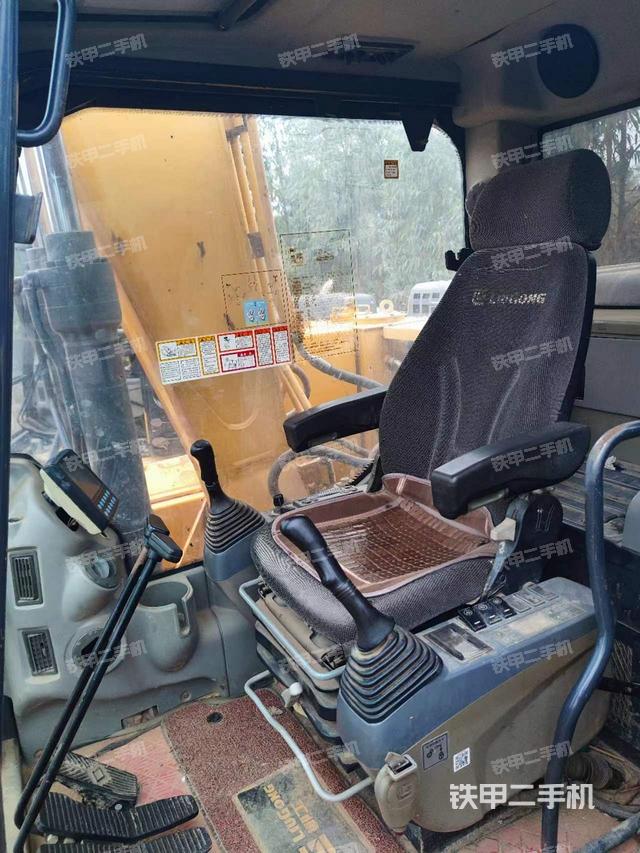 駕駛室整體(整機(jī)外觀) 駕駛室整體(整機(jī)外觀)