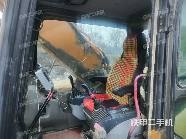 駕駛室整體(整機(jī)外觀) 駕駛室整體(整機(jī)外觀)