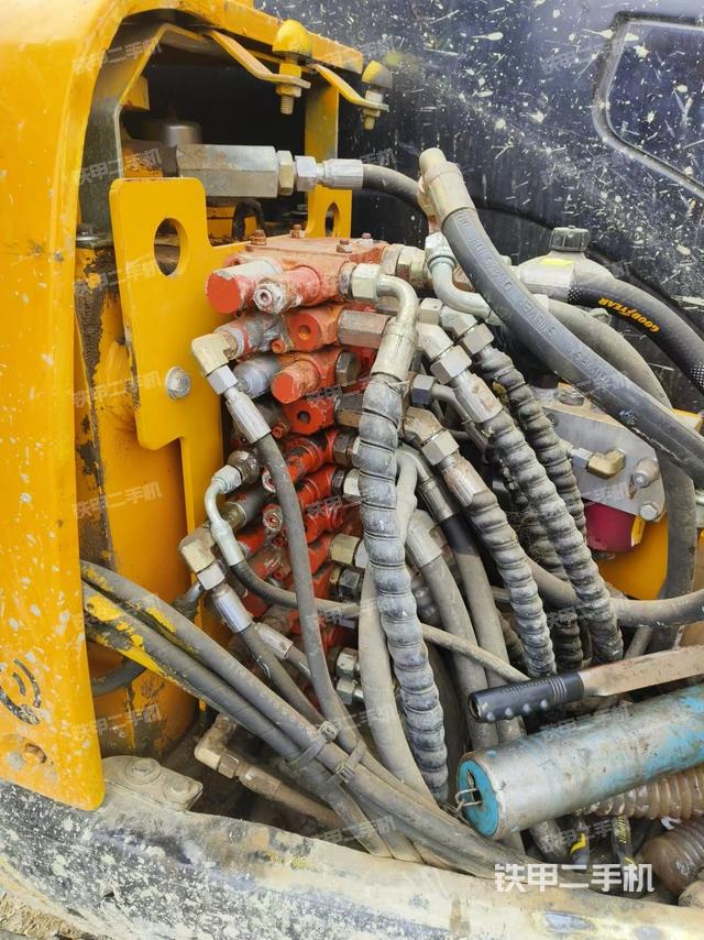 回轉(zhuǎn)馬達和主控閥(整機外觀) 回轉(zhuǎn)馬達和主控閥(整機外觀)