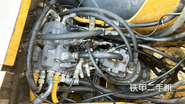 回轉(zhuǎn)馬達(dá)和主控閥（整機(jī)外觀）