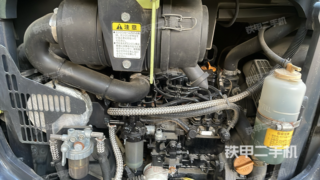 液压泵舱室正面整体（整机外观）