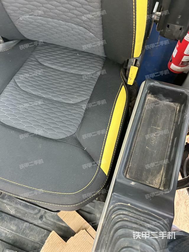 座椅右側(cè)控制臺(tái)/鑰匙門(mén)/油門(mén)/含右手柄（駕駛室部分）