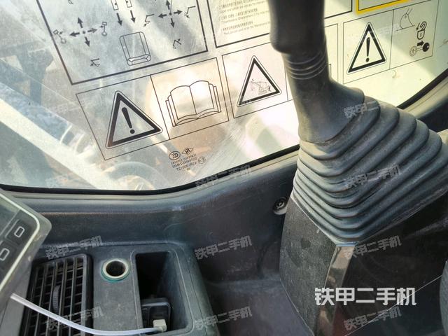 行走控制手柄和踏板?俯拍(駕駛室部分) 行走控制手柄和踏板?俯拍(駕駛室部分)