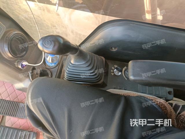 座椅左側(cè)控制臺/音響/含左手柄(駕駛室部分) 座椅左側(cè)控制臺/音響/含左手柄(駕駛室部分)