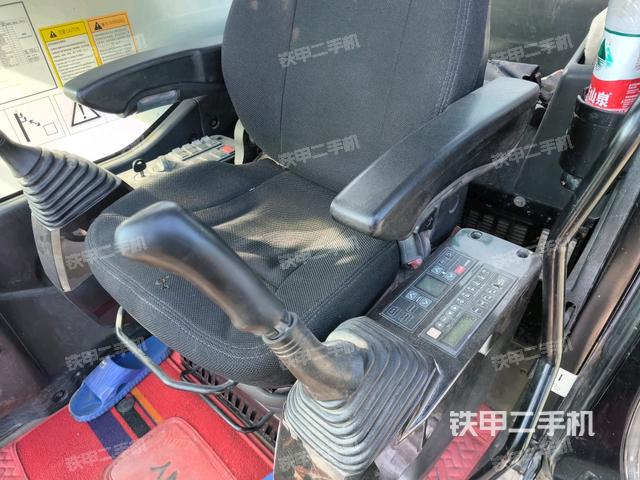 左后方玻璃角標(biāo)(駕駛室部分) 左后方玻璃角標(biāo)(駕駛室部分)