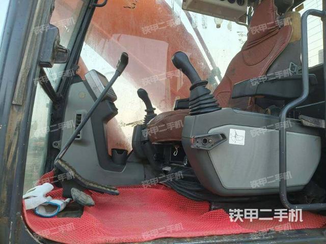 駕駛室整體(整機(jī)外觀) 駕駛室整體(整機(jī)外觀)