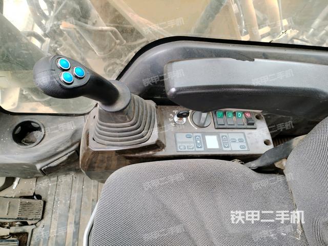 座椅右側(cè)控制臺(tái)/鑰匙門/油門/含右手柄(駕駛室部分) 座椅右側(cè)控制臺(tái)/鑰匙門/油門/含右手柄(駕駛室部分)