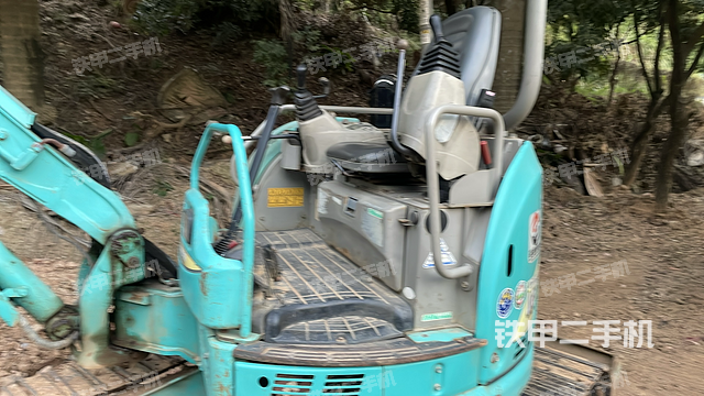 驾驶室顶部（整机外观）