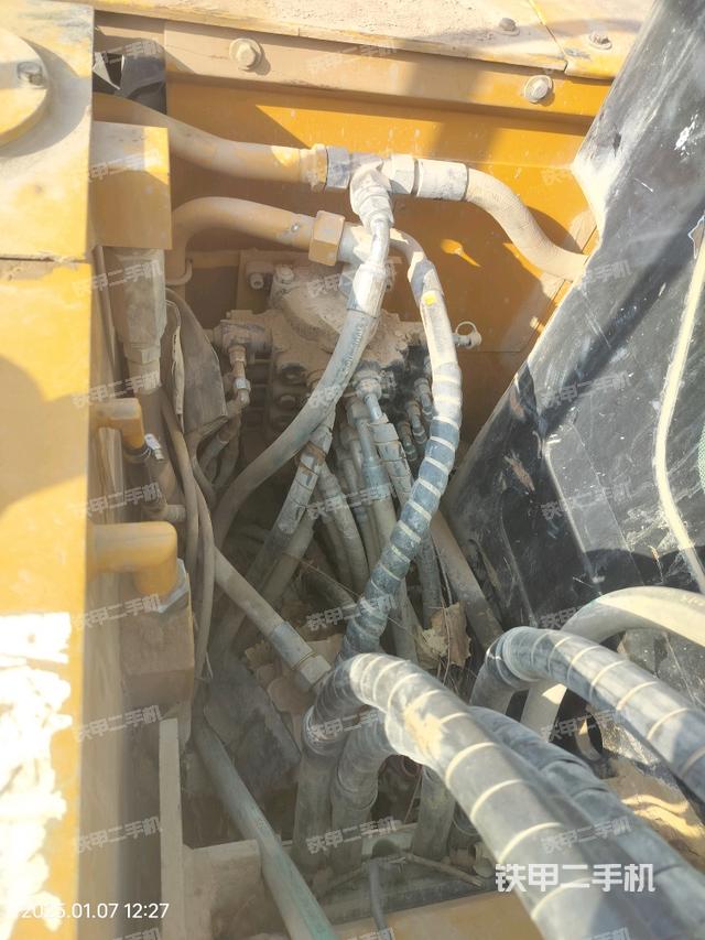 回轉(zhuǎn)馬達(dá)和主控閥（整機(jī)外觀）