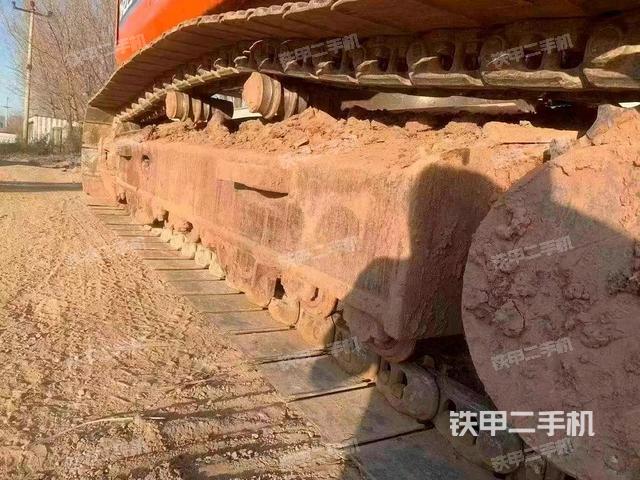 單側(cè)履帶整體(整機(jī)外觀) 單側(cè)履帶整體(整機(jī)外觀)