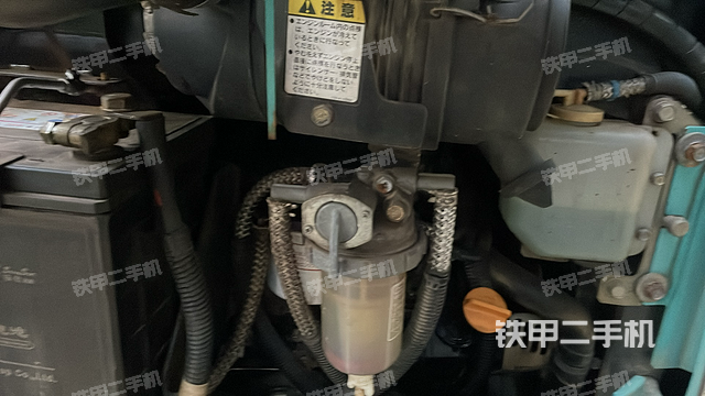 液压泵舱室正面整体（整机外观）