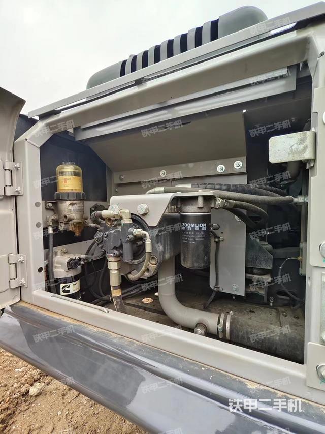 液压泵舱室正面整体（整机外观）