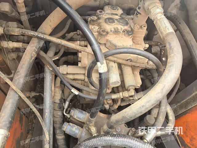 回转马达和主控阀（整机外观）