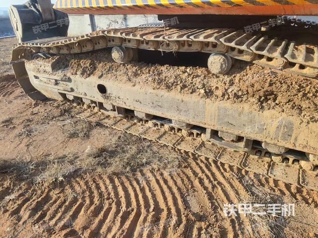 單側(cè)履帶整體(整機(jī)外觀) 單側(cè)履帶整體(整機(jī)外觀)