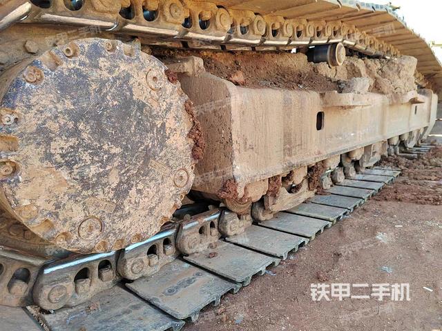 單側(cè)履帶整體(整機(jī)外觀) 單側(cè)履帶整體(整機(jī)外觀)