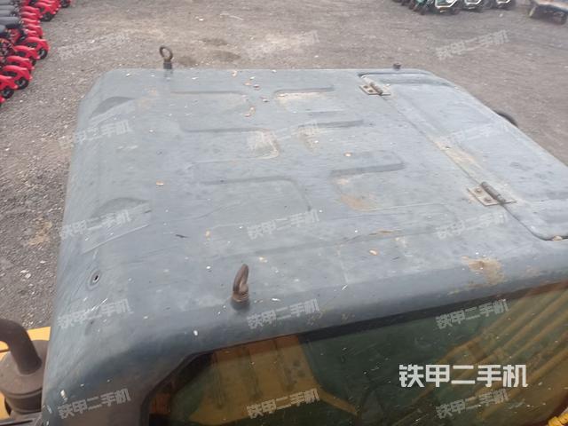 駕駛室頂部(整機(jī)外觀) 駕駛室頂部(整機(jī)外觀)