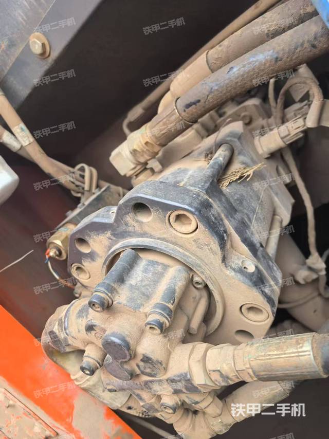 液压泵舱室正面整体（整机外观）