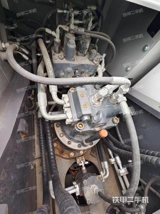 回转马达和主控阀（整机外观）