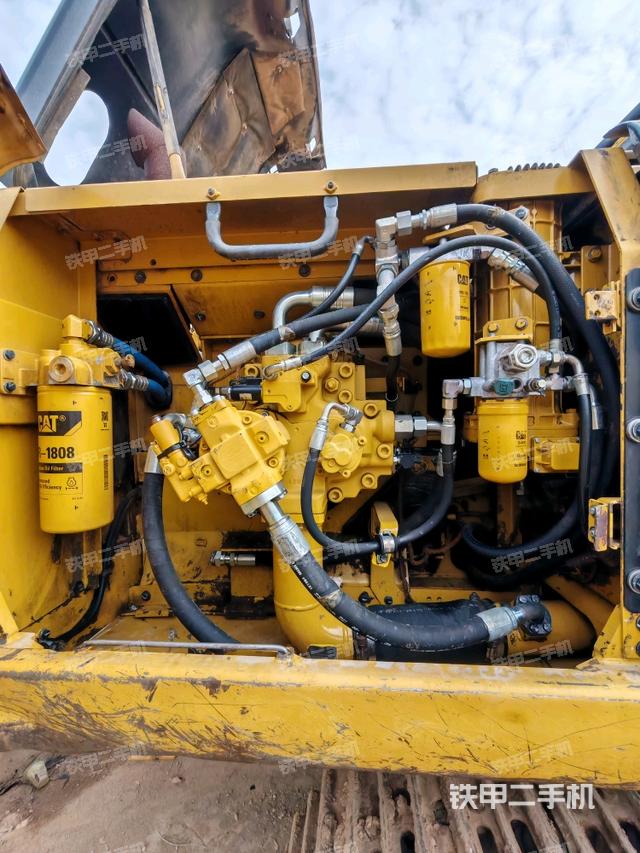 液压泵舱室正面整体（整机外观）