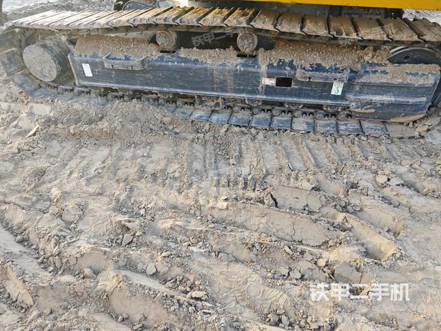 單側(cè)履帶整體(整機(jī)外觀) 單側(cè)履帶整體(整機(jī)外觀)