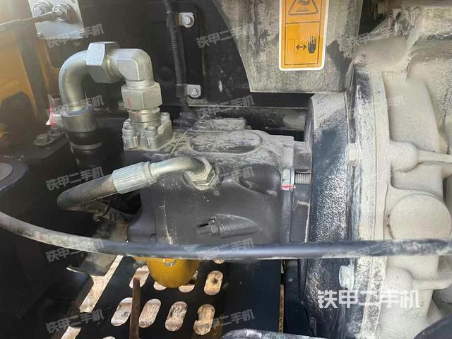 液壓泵艙室正面整體(整機(jī)外觀) 液壓泵艙室正面整體(整機(jī)外觀)