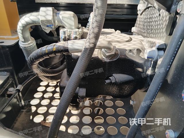 液壓泵艙室正面整體(整機(jī)外觀) 液壓泵艙室正面整體(整機(jī)外觀)
