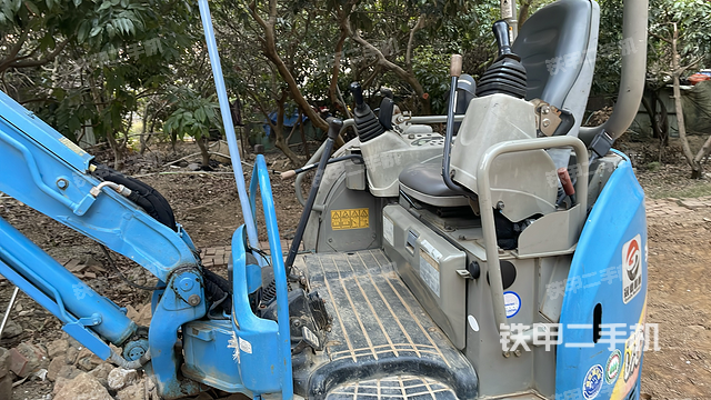 驾驶室顶部（整机外观）