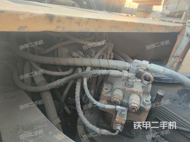 回轉(zhuǎn)馬達(dá)和主控閥(整機(jī)外觀) 回轉(zhuǎn)馬達(dá)和主控閥(整機(jī)外觀)