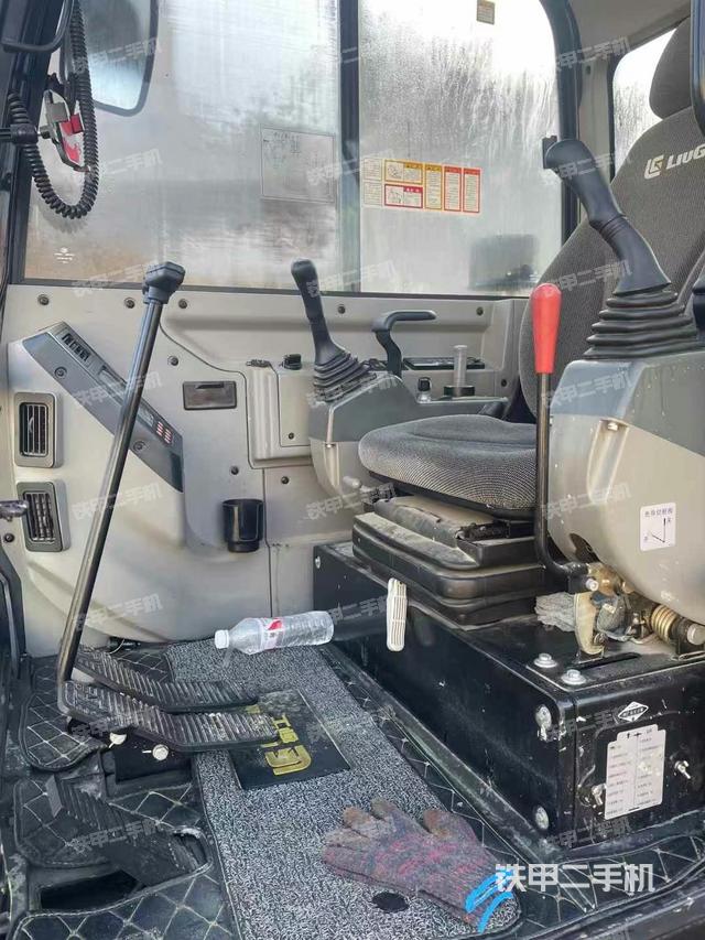 駕駛室整體(整機(jī)外觀) 駕駛室整體(整機(jī)外觀)