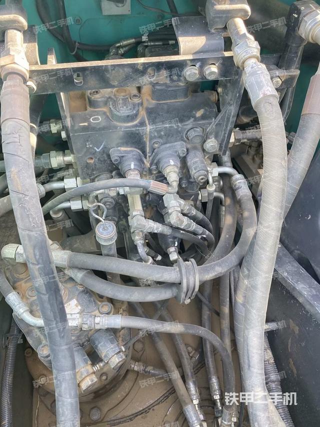 回轉(zhuǎn)馬達(dá)和主控閥（整機(jī)外觀）