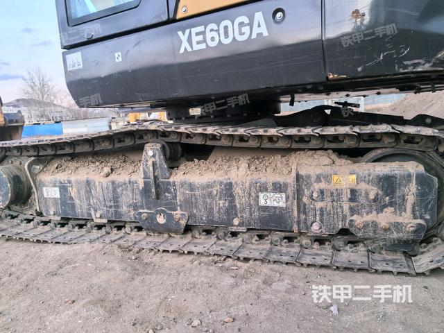 單側(cè)履帶整體(整機(jī)外觀) 單側(cè)履帶整體(整機(jī)外觀)