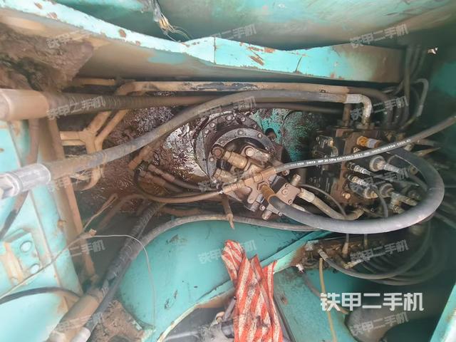 回轉(zhuǎn)馬達(dá)和主控閥（整機(jī)外觀）