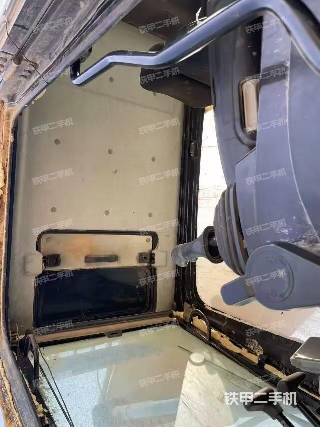 駕駛室頂部(整機外觀) 駕駛室頂部(整機外觀)