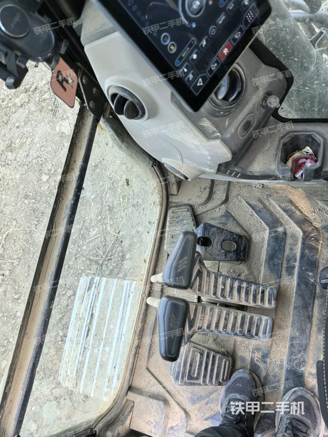 行走控制手柄和踏板 俯拍（驾驶室部分）