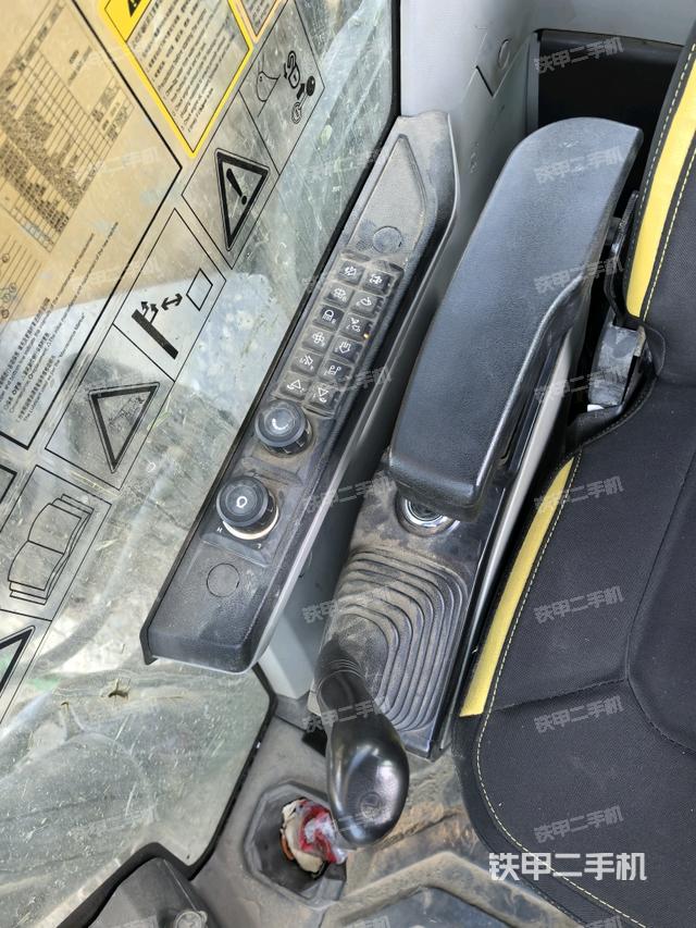 座椅右侧控制台/钥匙门/油门/含右手柄（驾驶室部分）