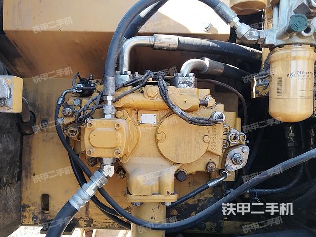 液压泵舱室正面整体（整机外观）