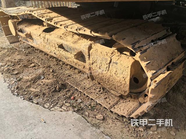 單側(cè)履帶整體(整機(jī)外觀) 單側(cè)履帶整體(整機(jī)外觀)