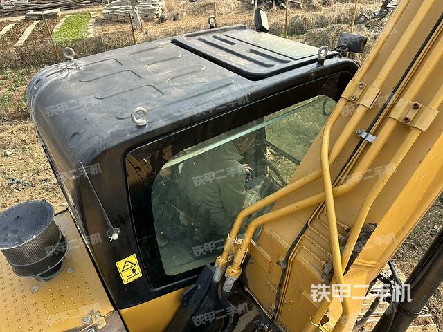 駕駛室頂部(整機(jī)外觀) 駕駛室頂部(整機(jī)外觀)