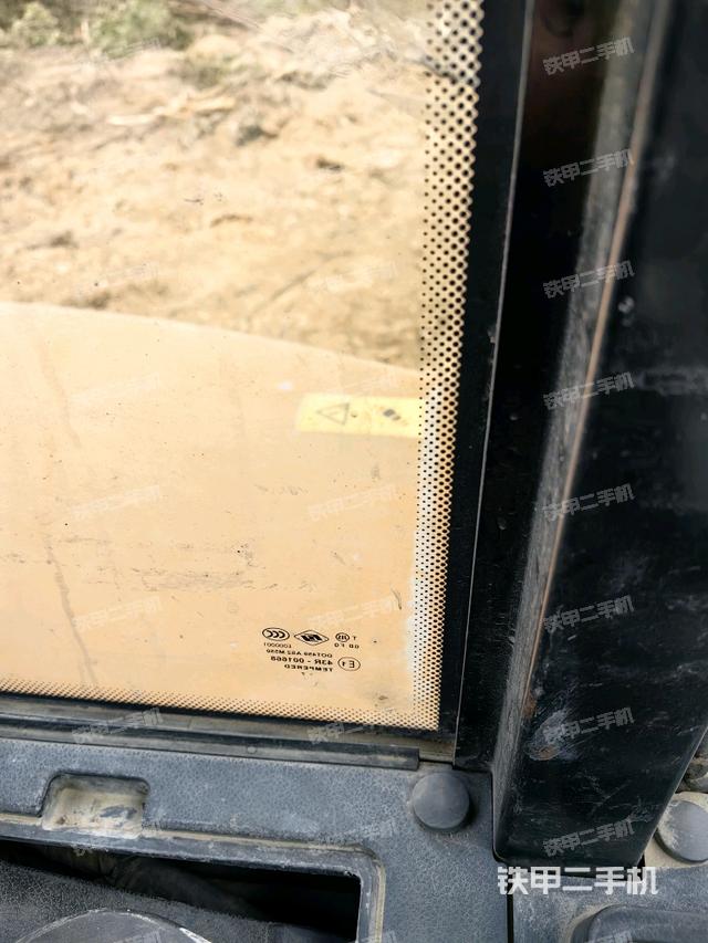 后窗玻璃角標（駕駛室部分）