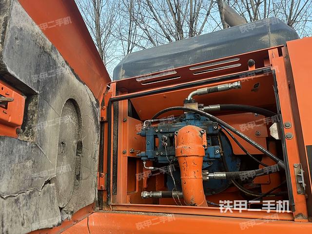 液壓泵艙室正面整體(整機(jī)外觀) 液壓泵艙室正面整體(整機(jī)外觀)