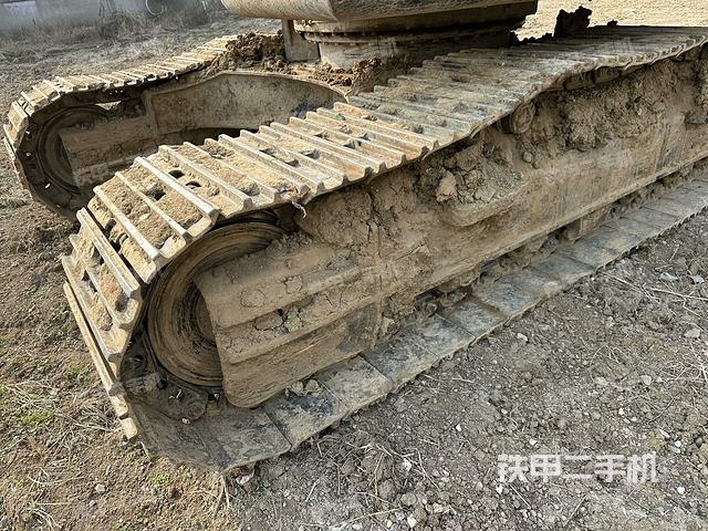 單側(cè)履帶整體(整機(jī)外觀) 單側(cè)履帶整體(整機(jī)外觀)