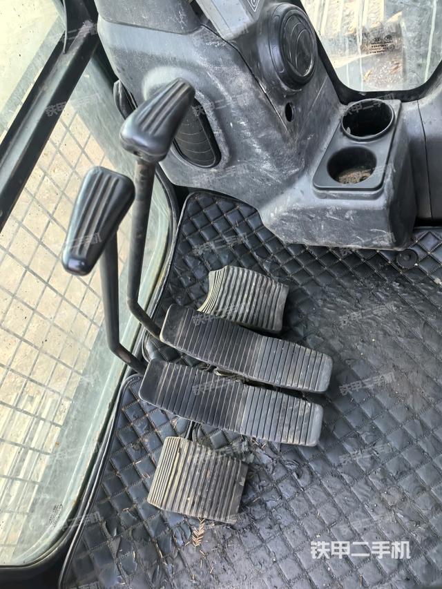 行走控制手柄和踏板?俯拍（駕駛室部分）