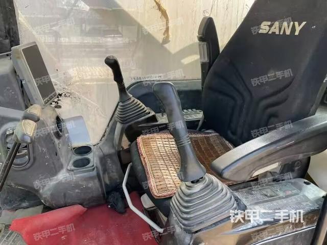 駕駛室整體(整機外觀) 駕駛室整體(整機外觀)