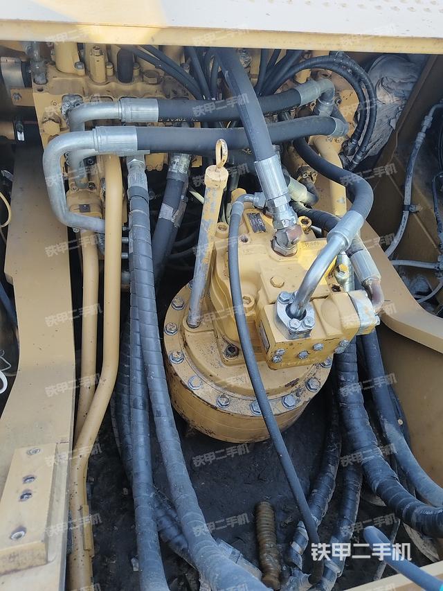 回转马达和主控阀（整机外观）