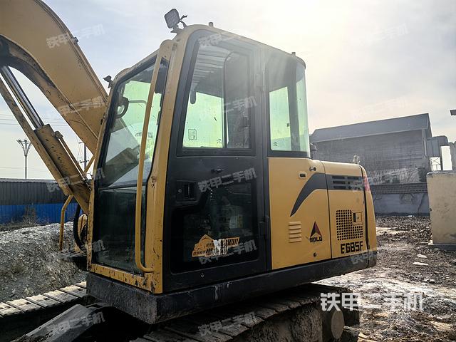 駕駛室整體(整機(jī)外觀) 駕駛室整體(整機(jī)外觀)