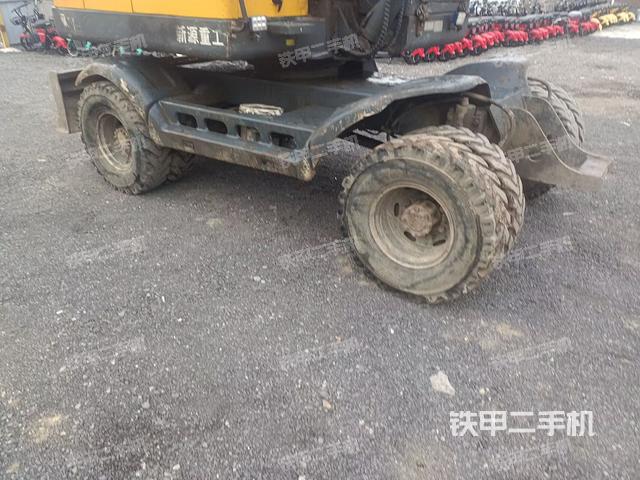 單側(cè)履帶整體(整機(jī)外觀) 單側(cè)履帶整體(整機(jī)外觀)