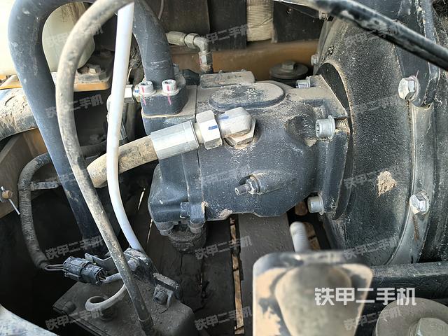 液压泵舱室正面整体（整机外观）
